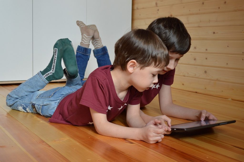 Die Auswirkungen von Bildschirmzeit auf die Sprachentwicklung bei Kindern